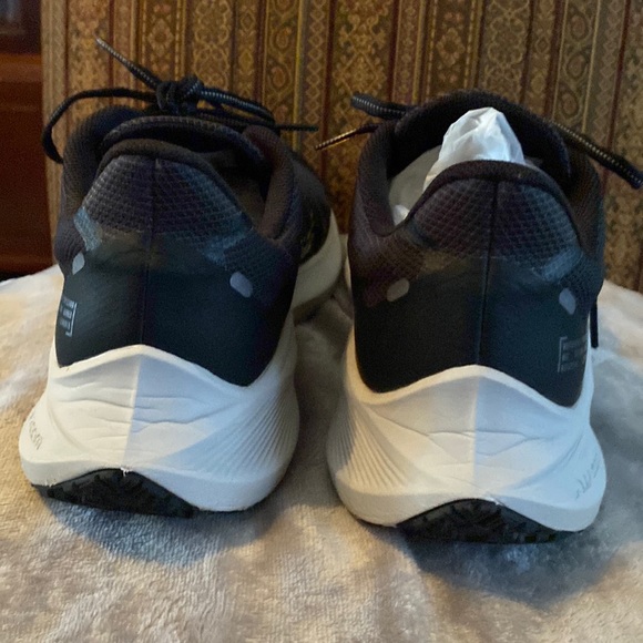 Nike run shield men’s shoes. - Picture 5 of 7